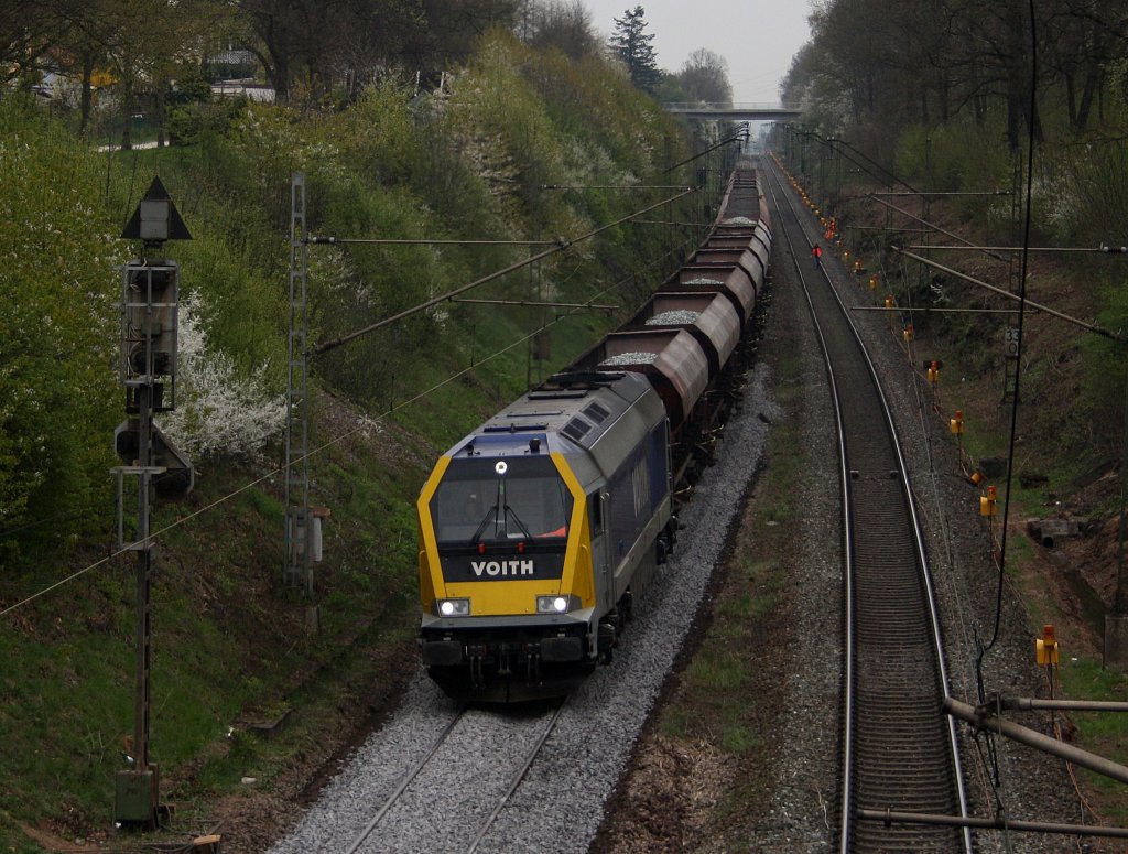Die 263 002 am 17.04.2011 mit einem Schotterzug in Oberwallenstadt.
