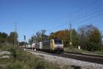 Die 189 901 und 189 918 mit einer L�blein-KLV am 15.10.2011 hier in A�ling.