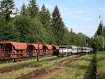 Die 754 015 am 04.06.2011 mit einem OS in Hamry ...